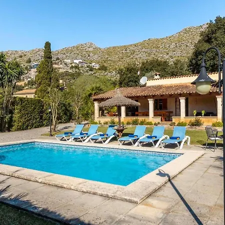 Holiday home Charming 3 Bedroomn With Pool In By Renthousing