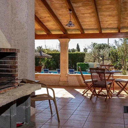 Holiday home Charming 3 Bedroomn With Pool In By Renthousing *