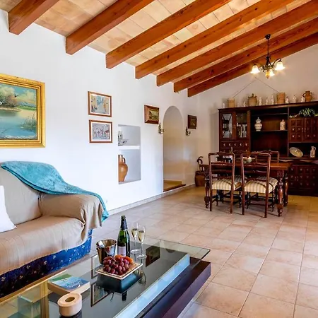 Holiday home Charming 3 Bedroomn With Pool In By Renthousing *