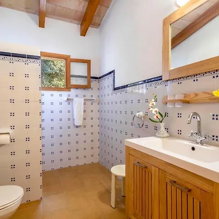 Holiday home Charming 3 Bedroomn With Pool In By Renthousing